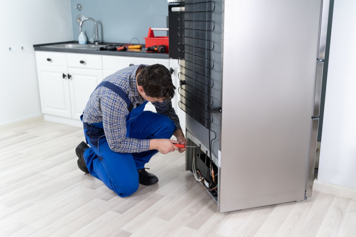bạn nên liên hệ kỹ thuật viên chuyên môn khi thấy tủ lạnh hitachi nháy khoá